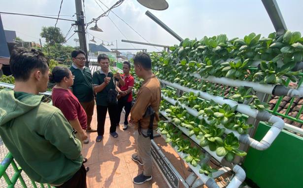 Warga Kampung Kauman Berseri Tambak Osowilangun Surabaya Kunjungi Kampung Edukasi Sampah Sidoarjo